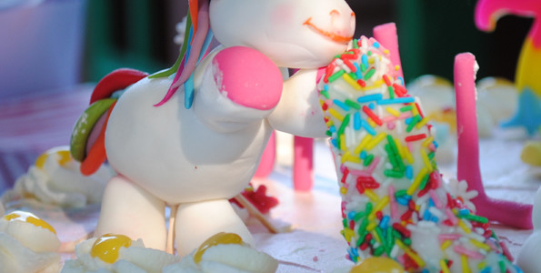 Organizzazione festa a tema unicorni e arcobaleni torta Bergamo